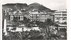 Place du Mal Foch avec theatre et colline de Santa Cruz